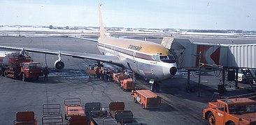 Transair Boeing 707-351C à Edmonton.