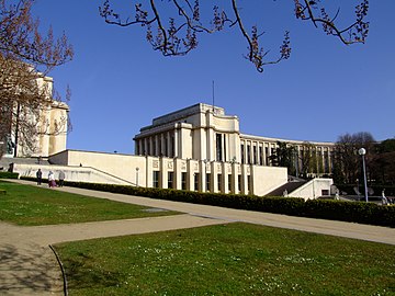 Parte del Palais du Trocadéro (sinistra) visto dai giardini.