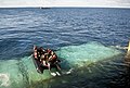 Marinedykkere i en gummibåt på ferd ut skipets interne dokk