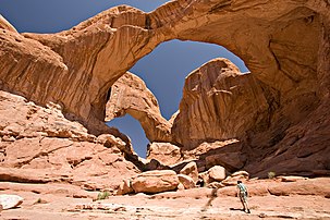 Double O Arch, une paire d’arches proches l’une de l’autre dans le parc national des Arches, dans l’Utah (États-Unis). (définition réelle 2 000 × 1 333)