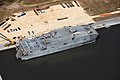 El USNS Choctaw County (EPF-2) espera su entrega en el patio de terminación de buques de Austal USA, año 2013.