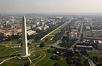 Obelisco de granito branco cercado por parques e jardins