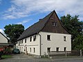 Wohnstallhaus und Seitengebäude eines Bauernhofes