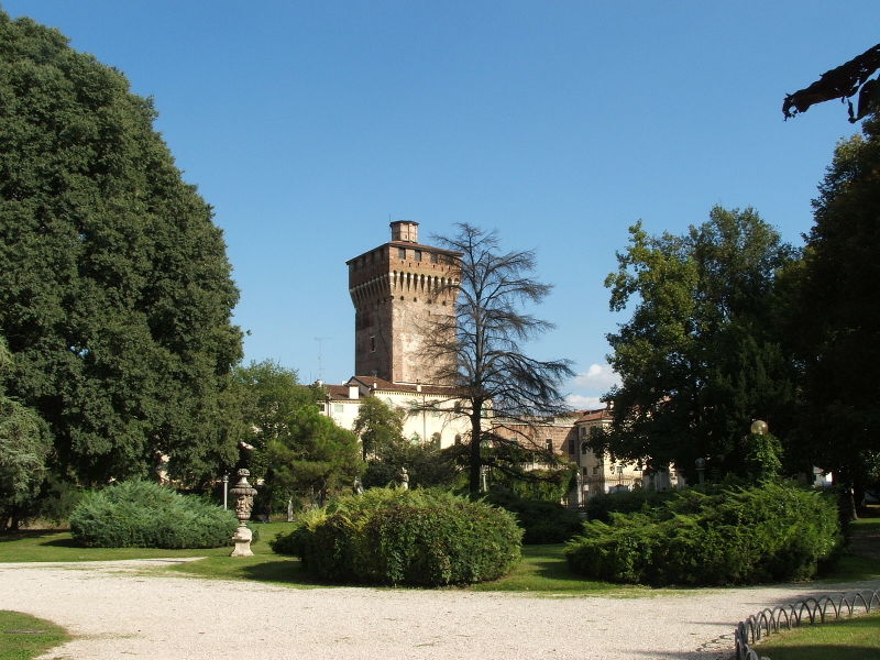 صورة:Vicenza - La torre di Piazza Castello dai giardini Salvi.jpg