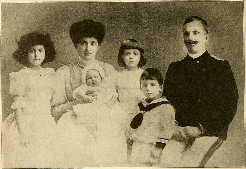 File:Victor Emmanuel III of Italy and his family.jpg