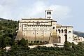 Assisi, Sacro Convento, länsirintama, etualalla niin sanottu "Palazzo Albornoz".