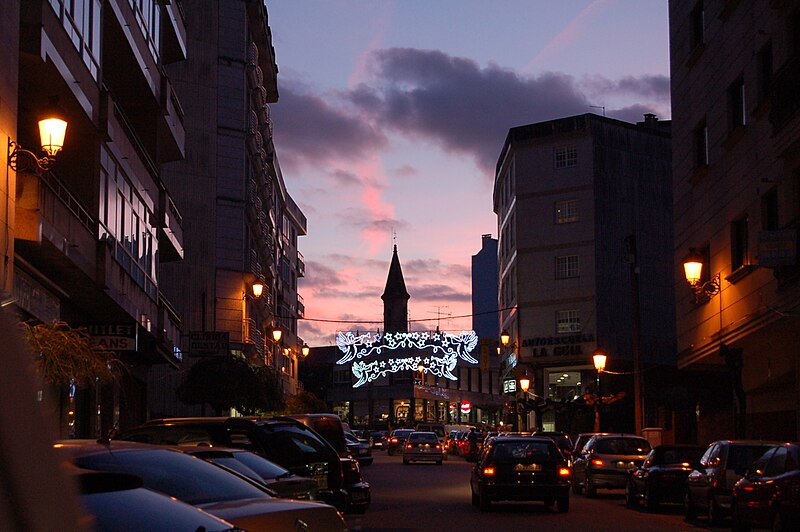 File:Vista da Igrexa de noite, Ponteareas.jpg