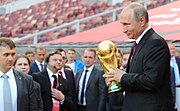 Rusya Başkanı Vladimir Putin, 9 Eylül 2017'de Moskova'da düzenlenen bir turnuva öncesi törende FIFA Dünya Kupası'nı elinde tutuyor.