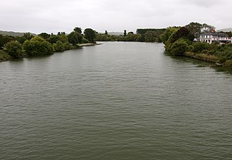 Der gut gefüllte Wairoa River nach Regenfällen in den Bergen. Blick von der Wairoa-Brücke aus in Richtung Westen.