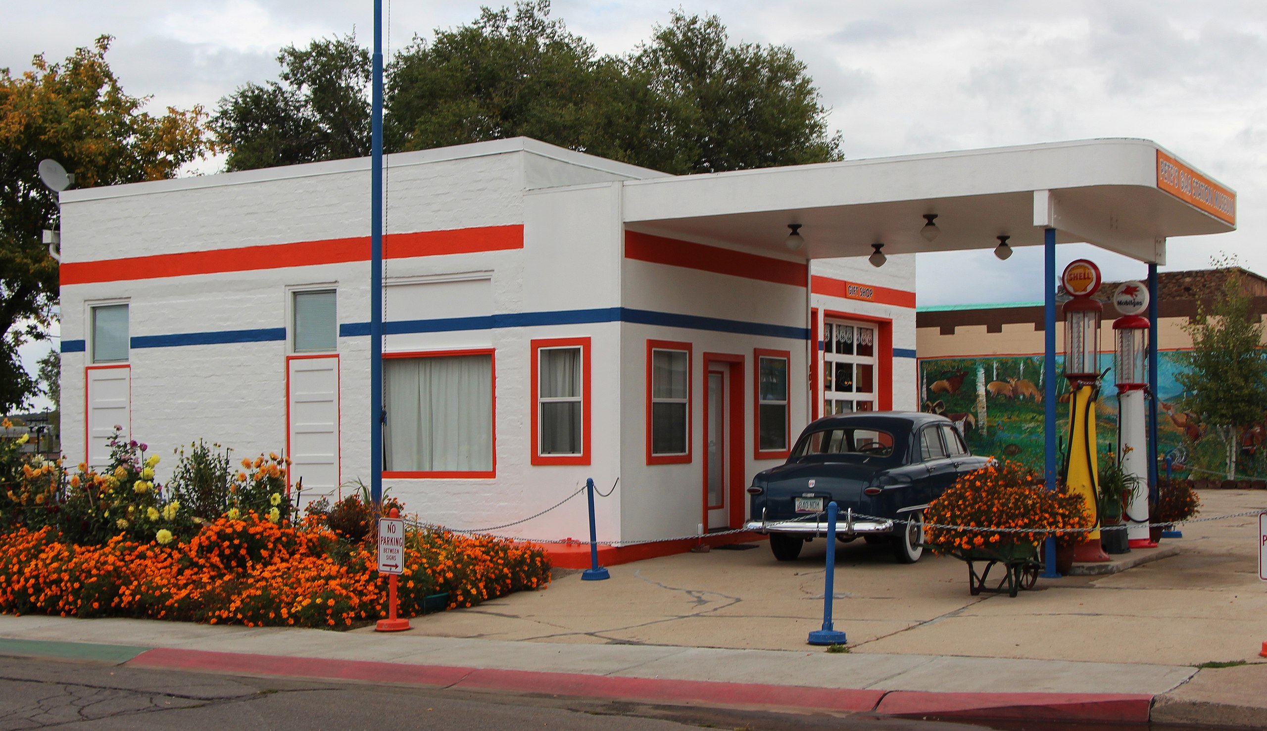 File:Williams-Vintage-Gas-Station.jpg - Wikipedia