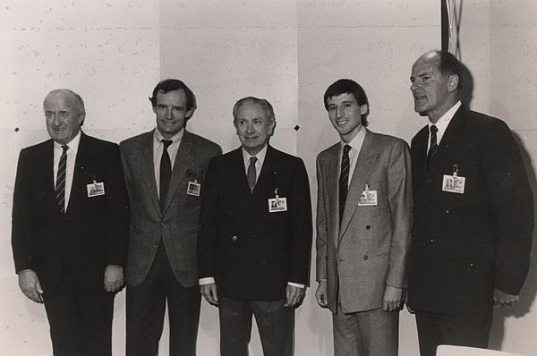 Samaranch (middle) at the World Economic Forum Annual Meeting in 1987