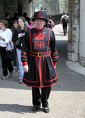 Un des gardes en uniforme. Sur la poitrine, le sigle désignant le souverain régnant orné d'une couronne. Ici, « EIIR » signifie Elizabeth II Regina (« reine Élisabeth II »)