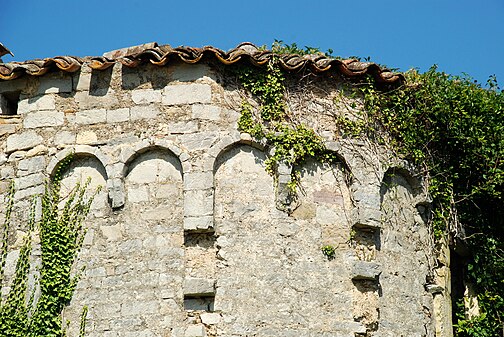 Arcatures du chevet et lésènes en ruines.