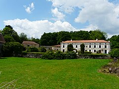 Sur la droite, la maison du maître de forges.