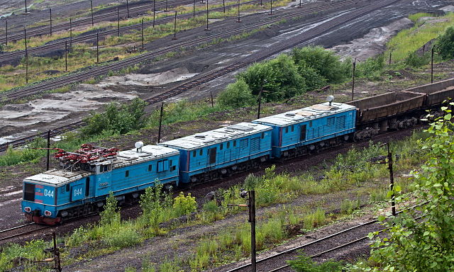 OPE1A [ru; uk] industrial electro-diesel locomotive for quarry railways with primary electric locomotive and two diesel B–units