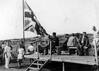המכבייה השנייה 1935: בימת כבוד בשולי מגרש הכדורגל בנתניה. חיים בן דורי־בנדרסקי עומד משמאל.