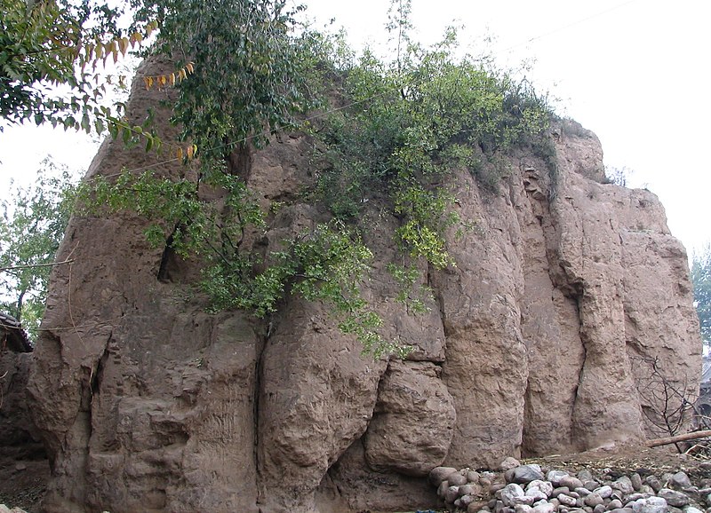 File:三吉村的台墩（一个应该保护的古代烽火台） - panoramio.jpg