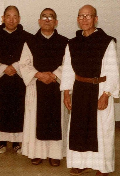 File:修道服（白色のチュニック、黒色のスカプラリオ、および皮帯）.jpg