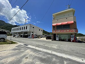 左は瀬戸内観光汽船の切符売り場、右は喫茶店サンワ