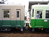 611形（左、旧塗色）と501形（右、リニューアル前）の併結。扉の幅の違いがわかる。