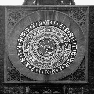 Astronomische Uhr am Torturm von Hampton Court Palace Astronomical clock at the gatehouse of Hampton Court Palace