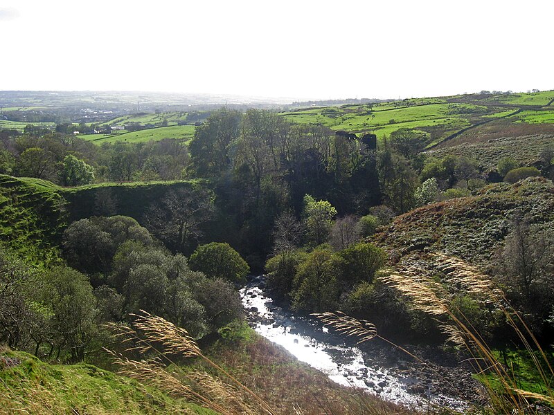 File:111007 Glengarnock Castle above glen and river.jpg