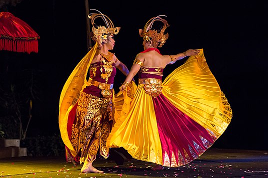 Two performers of the Cendrawasih!