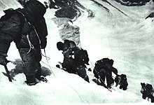 Photographie en noir et blanc montrant des alpiniste lors d'une expédition.