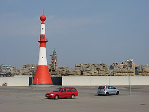 Bremerhavener Unterfeuer „Minarett“ mit Oberfeuer im Hintergrund