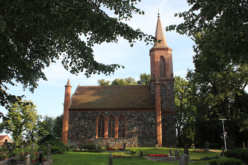 File:2014 Kirche Bredenfelde.JPG