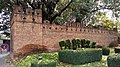 English: Pratu Suan Dok or Suan Dok Gate is the western gate in the city wall of Chiang Mai.) Deutsch: Pratu Suan Dok ist das westliche Stadttor in der Stadtbefestigung von Chiang Mai ไทย: ประตูสวนดอก, เชียงใหม่