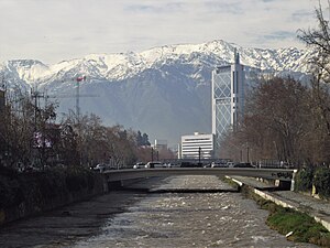 2017 Santiago de Chile - Cordillera de los Andes, Torre la Telefónica y el río Mapocho vistos desde el puente de la calle Patronato.jpg