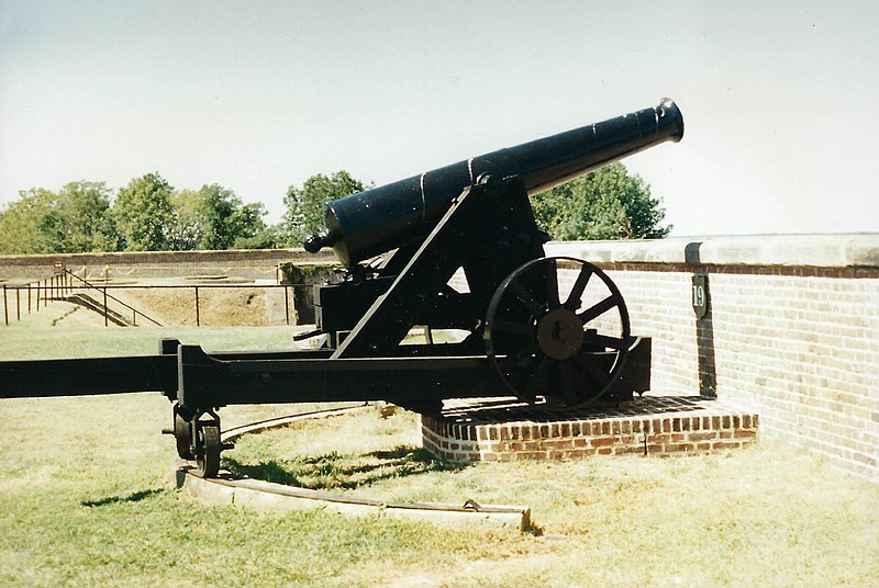 File:24-pound cannon "en barbette", carriage designed to fire over the cannon wall. (e751c720-dbee-42c6-bb34-e6e8c1091d1a).jpg