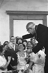 Burgemeester Van Kinschot deelt haring uit (1960)