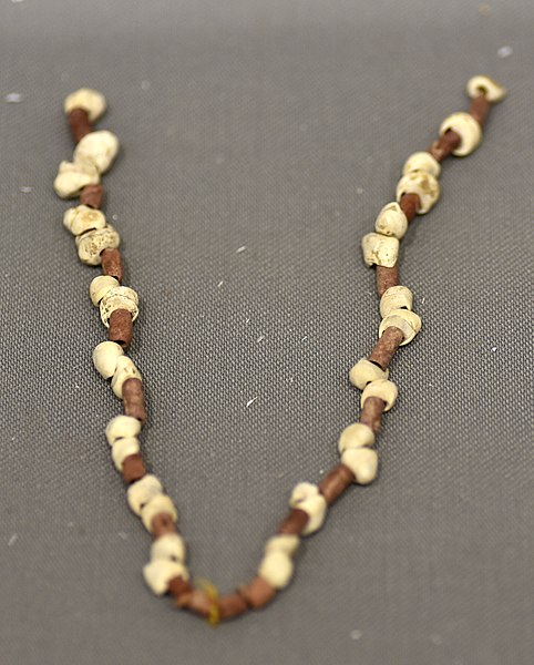 File:A necklace made of white stones and carnelians. From the Neolithic site of Bestansur, Iraq. 7800-7500 BCE. Sulaymaniyah Museum, Iraq.jpg