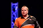 Miniatuur voor Bestand:Adrian Lewis 6-2 Dirk van Duijvenbode - Dirk van Duijvenbode - 2019250143458 2019-09-07 PDC European Darts Matchplay - 0361 - B70I6731.jpg