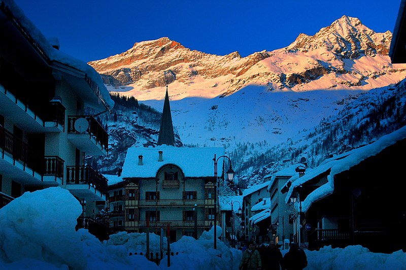 File:Alagna Valsesia, Monte Rosa.jpg