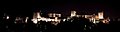 ארמון אלהמברה נשקף מנקודת תצפית הנמצאת סמוך לכנסיית סן ניקולאס בלילה