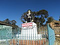 Statue d'Amar Singh Thapa (aîné) au Fort d'Amargadhi; Le devis est visible sur l'image