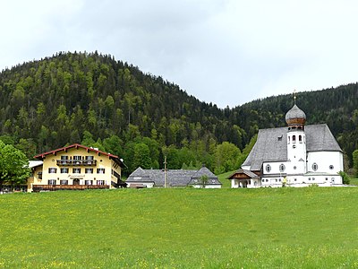 Ansicht Pfarrkirche mit der Traditionsgastätte Auerwirt daneben