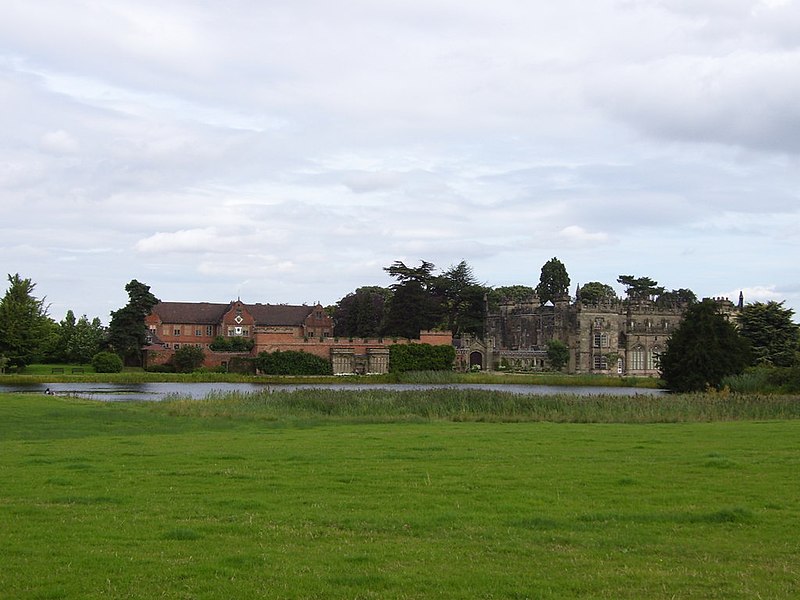 File:Arbury Hall from across the lake - geograph.org.uk - 1898098.jpg