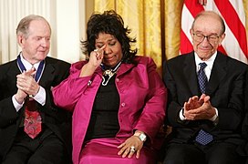 "Nữ hoàng nhạc Soul" Aretha Franklin bật khóc sau khi được nêu tên nhận huân chương, cạnh đó là nhà sử học Robert Conquest bên trái và nhà kinh tế học Alan Greenspan năm 2005.