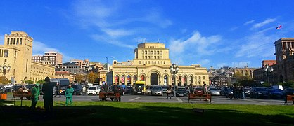 Площадь Республики. В центре фото здание Музея Истории и Национальной Картинной Галереи.
