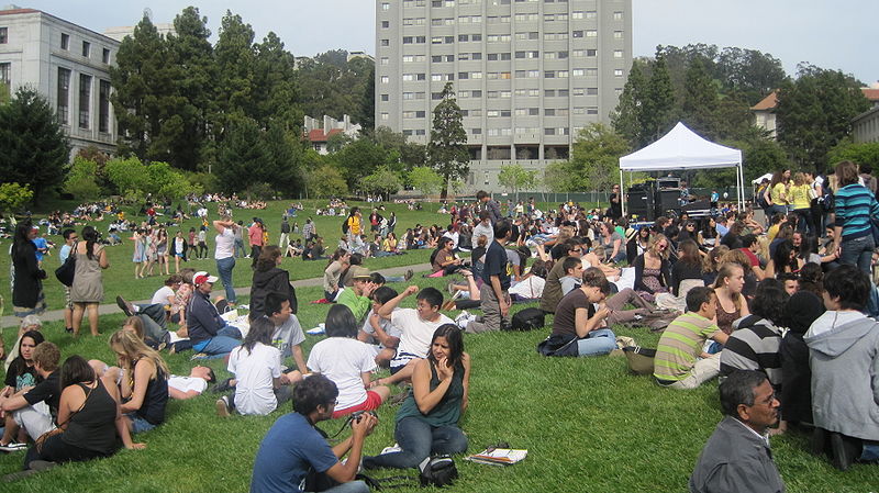 File:Audience on Memorial Glade for Cold War Kids concert at Cal Day 2010 2.JPG