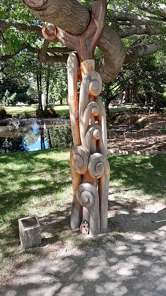 File:Auxilium artwork Queenstown Gardens.jpg