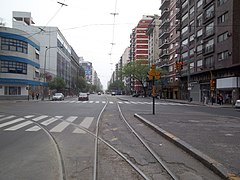 Vías de Línea A y Tramway Histórico en la en Rivadavia y E. Mitre. Las vías hacia la izquierda dirigen al taller.