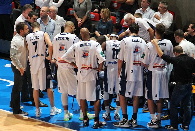 L'équipe de Boulazac Basket Dordogne pendant un temps mort, lors du match contre l'équipe de Poitiers, le 20 octobre 2012.
