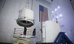 Nafukovací modul BEAM společnosti Bigelow Aerospace je integrován k vesmírné lodi Dragon.