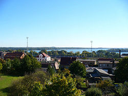 Bad Kleinen, com vista para uma estação ferroviária com o Schweriner See à distância.