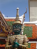 El gigante Indrajit gruardando una de las entradas a Wat Phra Kaeo